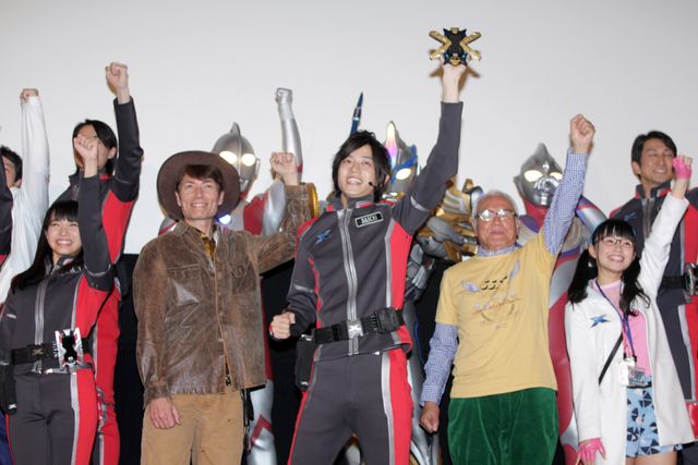 新旧キャストそろって決めポーズ！『劇場版　ウルトラマンX きたぞ！われらのウルトラマン』イベントフォトギャラリー（10枚目）