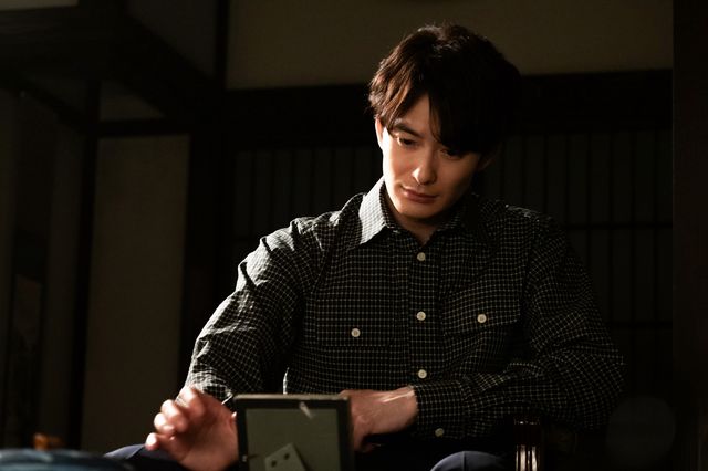 航一（岡田将生）は写真を見つめて…「虎に翼」第20週「稼ぎ男に繰り女？」第98回：フォトギャラリー