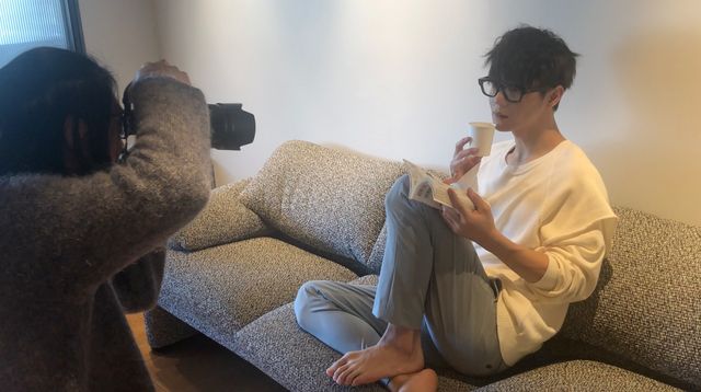 白ニット最高！窪田正孝×写真家・齋藤陽道 カレンダー2019（4枚目）