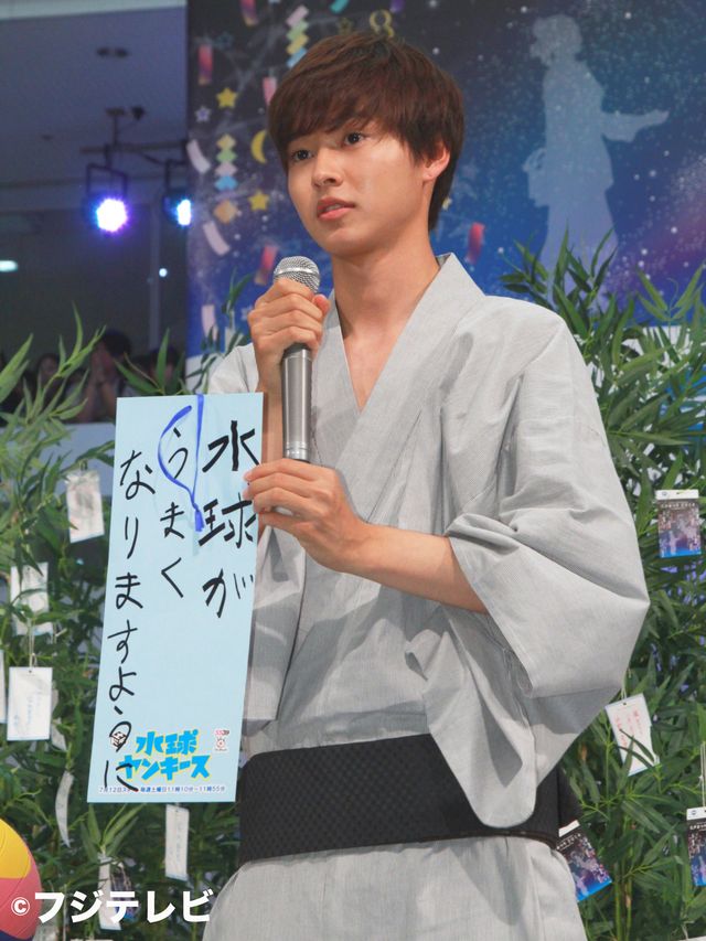 山崎賢人、等身大水着写真に大照れ…フォトギャラリー：フォトギャラリー