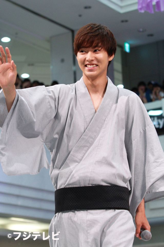 山崎賢人、等身大水着写真に大照れ…フォトギャラリー（3枚目）