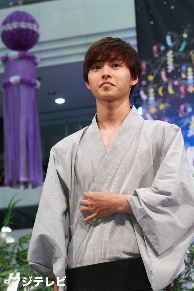 山崎賢人、等身大水着写真に大照れ…フォトギャラリー（4枚目）