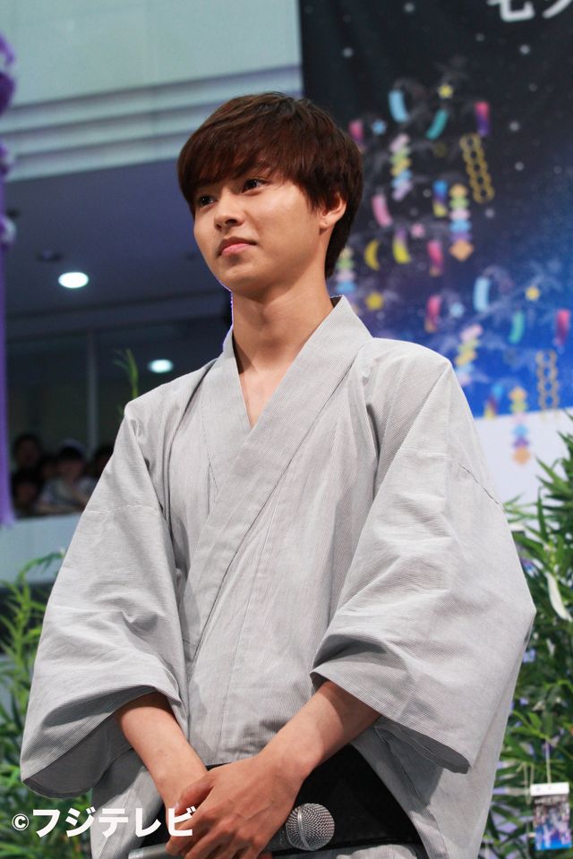 山崎賢人、等身大水着写真に大照れ…フォトギャラリー（5枚目）