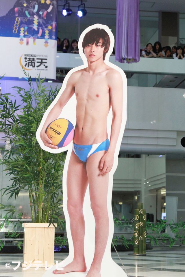 山崎賢人、等身大水着写真に大照れ…フォトギャラリー（7枚目）