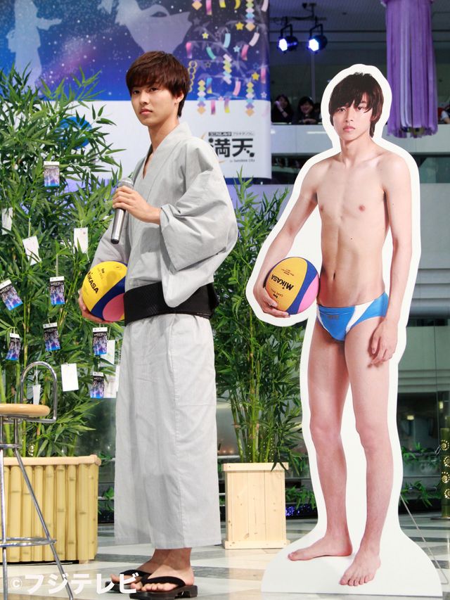 山崎賢人、等身大水着写真に大照れ…フォトギャラリー（8枚目）