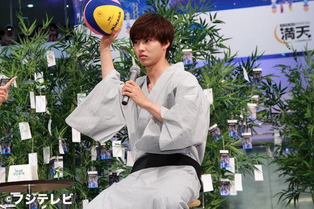 山崎賢人、等身大水着写真に大照れ…フォトギャラリー（9枚目）