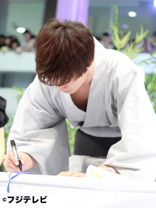 山崎賢人、等身大水着写真に大照れ…フォトギャラリー（10枚目）