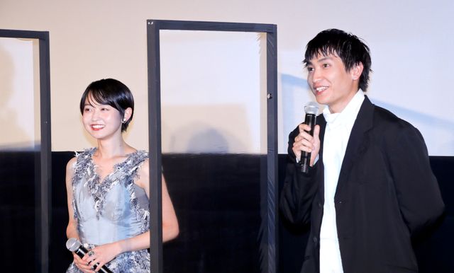 伊藤万理華＆金子大地が笑顔で登壇！『サマーフィルムにのって』舞台あいさつ：フォトギャラリー