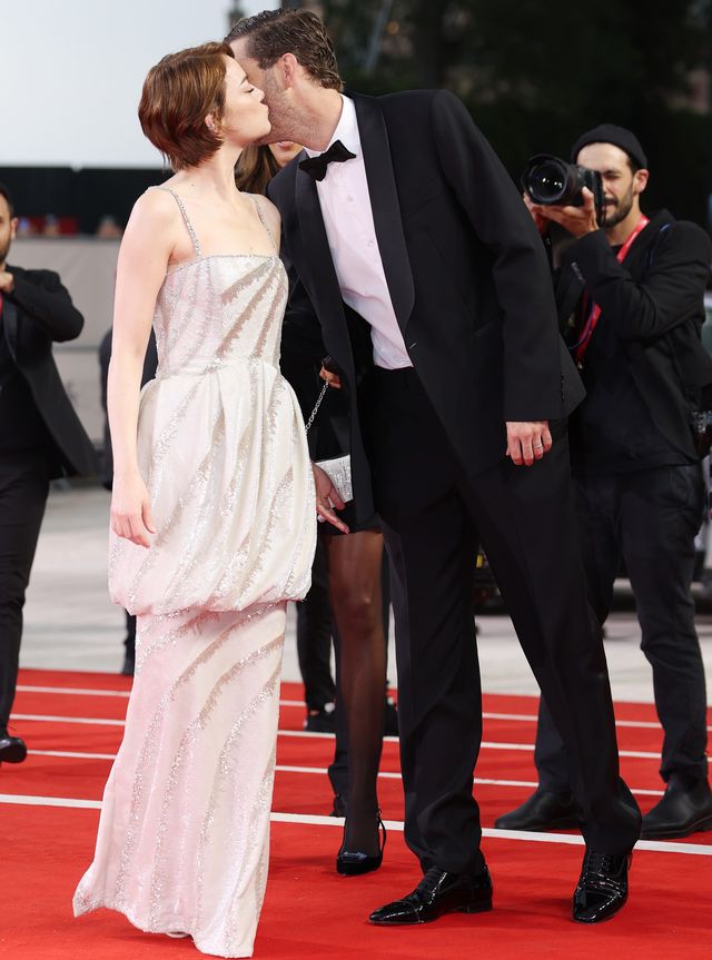 第82回ベネチア国際映画祭でのエマ・ストーン＆夫のデイヴ・マッカリー