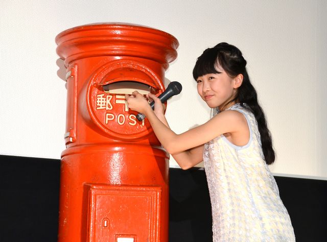 本田望結、赤いポストに「天国へ届けたい手紙」を投函『ポプラの秋』初日舞台あいさつフォトギャラリー:フォトギャラリー