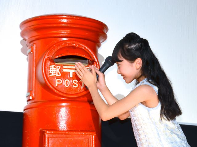 本田望結、赤いポストに「天国へ届けたい手紙」を投函『ポプラの秋』初日舞台あいさつフォトギャラリー（2枚目）