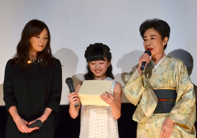 本田望結、赤いポストに「天国へ届けたい手紙」を投函『ポプラの秋』初日舞台あいさつフォトギャラリー（11枚目）