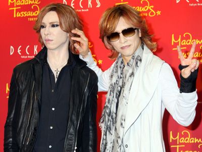 左がYOSHIKI等身大フィギュア、右がYOSHIKI