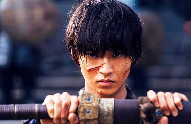 山崎賢人『キングダム』で吉沢亮と肩組みオフショット！：フォトギャラリー