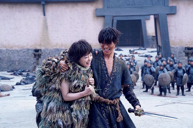 山崎賢人『キングダム』で吉沢亮と肩組みオフショット！（2枚目）