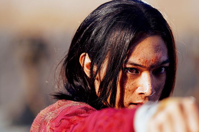 山崎賢人『キングダム』で吉沢亮と肩組みオフショット！（4枚目）