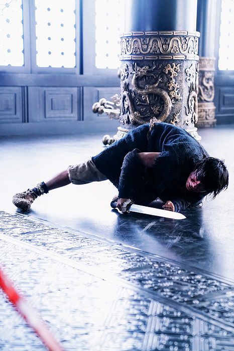 山崎賢人『キングダム』で吉沢亮と肩組みオフショット！（5枚目）