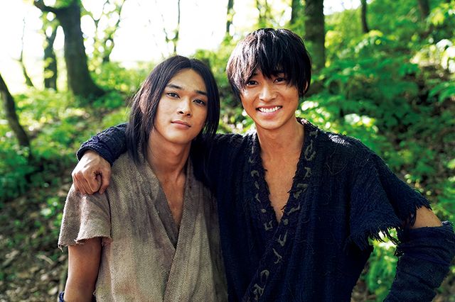 山崎賢人『キングダム』で吉沢亮と肩組みオフショット！（6枚目）