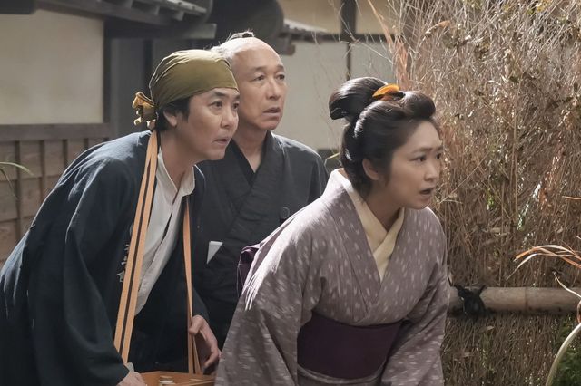 池脇千鶴ふんする松野フミ（中央）