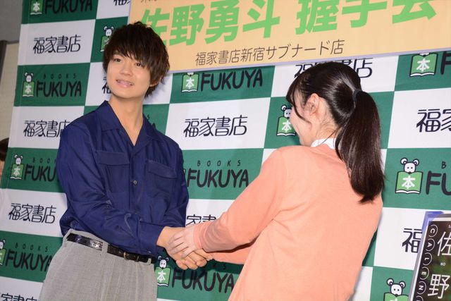 佐野勇斗、ヘアバンド姿の写真がお気に入り！（12枚目）