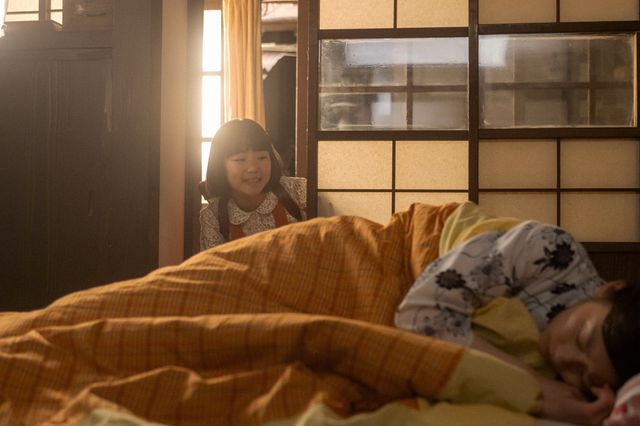 優未（竹澤咲子）を見つめる寅子（伊藤沙莉）…「虎に翼」第68回の場面写真（2枚目）