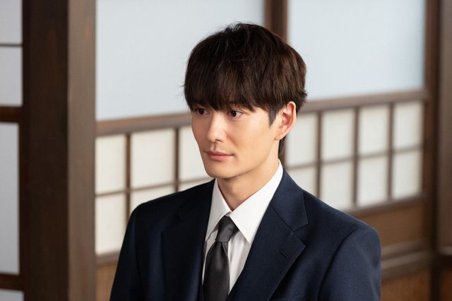 優未（竹澤咲子）を見つめる寅子（伊藤沙莉）…「虎に翼」第68回の場面写真（3枚目）