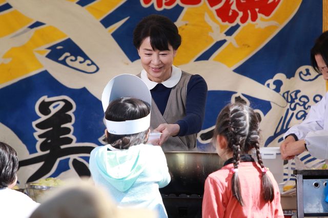 吉永小百合がくじら汁を振る舞う！現場取材フォトギャラリー（12枚目）