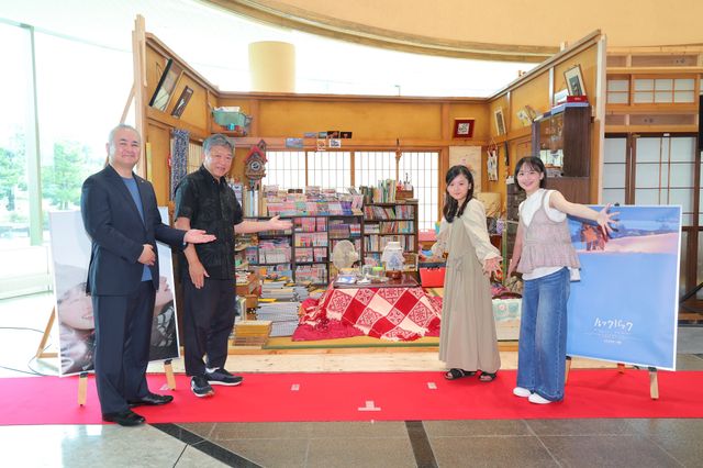「京本の部屋」復元セット前に立つ市川雄次市長、是枝裕和監督、岡田六花、七瀬ふうり