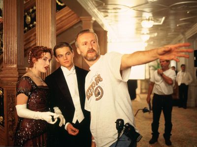 超若い！『タイタニック』撮影時のジェームズ・キャメロン監督（右）　- 隣にいるのはレオナルド・ディカプリオとケイト・ウィンスレット