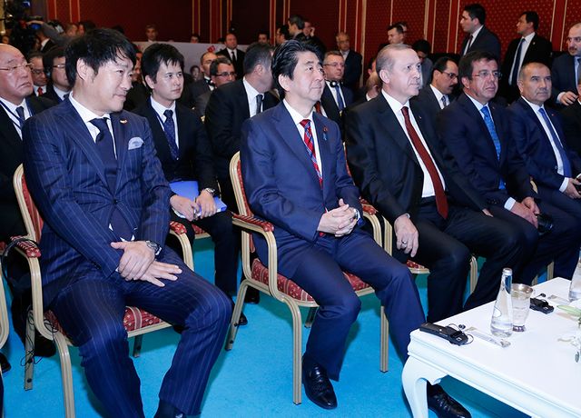 田中光敏監督、安倍晋三首相、レジェップ・タイイップ・エルドアン大統領（手前左から）