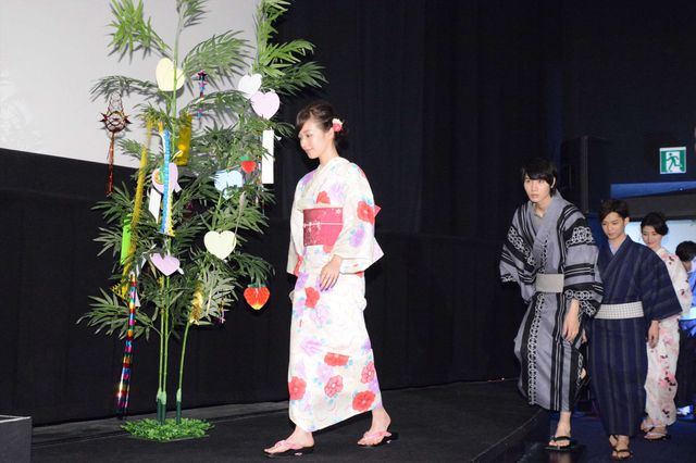 笑いが止まらない広瀬アリス、どうした!?　豪華キャスト勢ぞろいの浴衣姿！（22枚目）