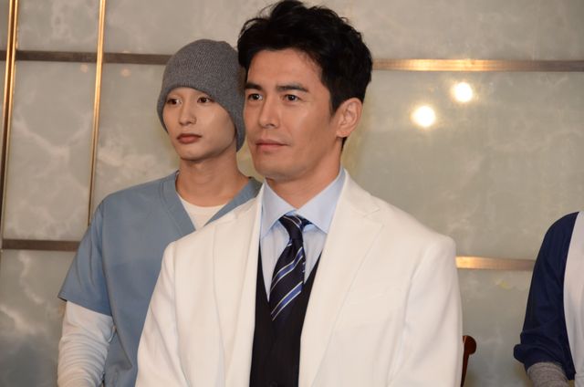 西島秀俊、伊藤英明らが白衣で登場！「無痛～診える眼～」製作発表会見フォトギャラリー（14枚目）