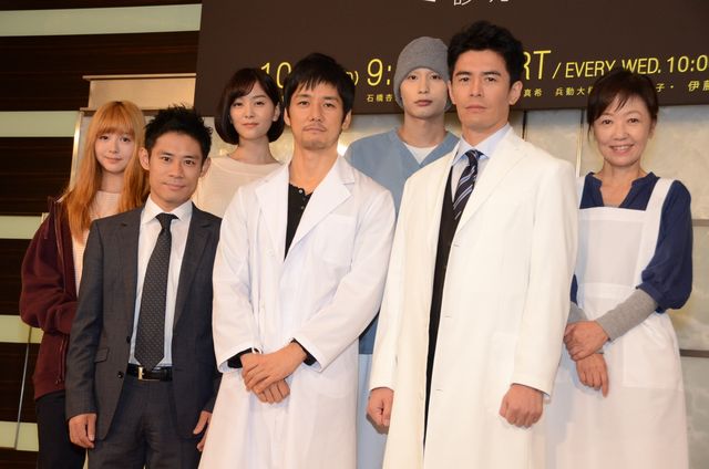 西島秀俊、伊藤英明らが白衣で登場！「無痛～診える眼～」製作発表会見フォトギャラリー（15枚目）