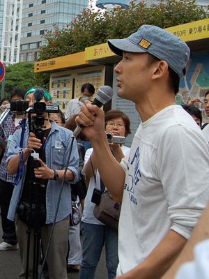 6月11日、横浜・桜木町駅前で脱原発を訴える山本太郎