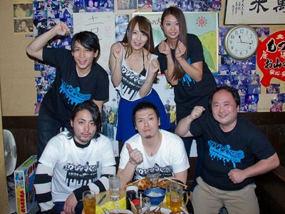 (後列左から)崎本大海、希崎ジェシカ、久保寺瑞紀(前列左から)山田孝之、やべきょうすけ、平田実