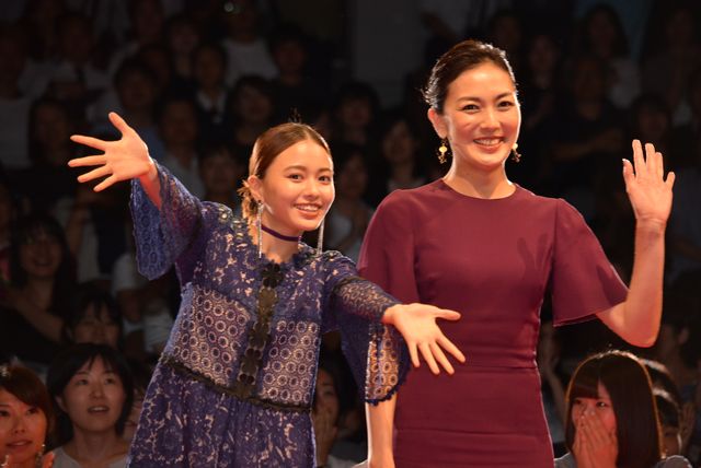 篠原涼子、広瀬すずら豪華キャスト集結！『SUNNY 強い気持ち・強い愛』完成披露舞台あいさつ（2枚目）