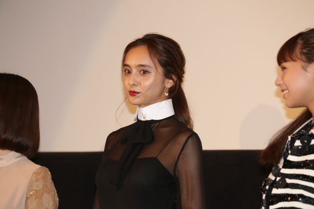 胸の谷間＆美脚を大胆披露！西内まりやフォトギャラリー（2枚目）