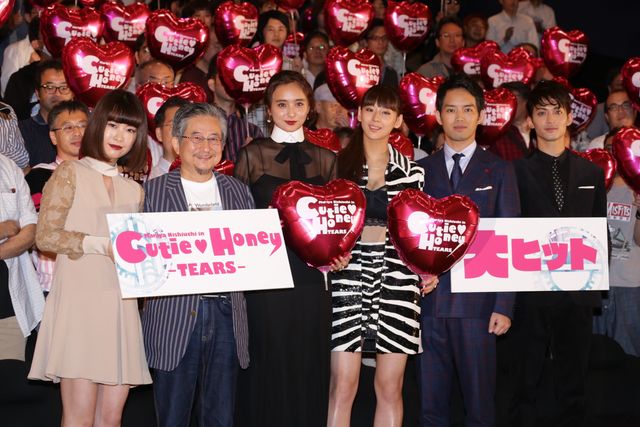 胸の谷間＆美脚を大胆披露！西内まりやフォトギャラリー（6枚目）