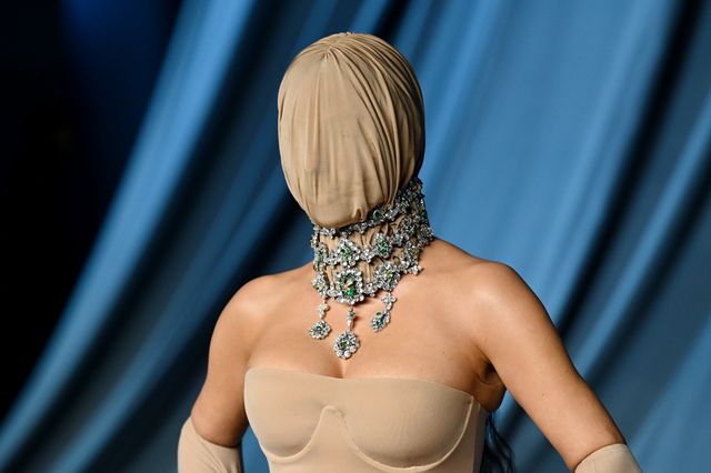 誰だかわからない…顔をマスクで覆ったキム・カーダシアン