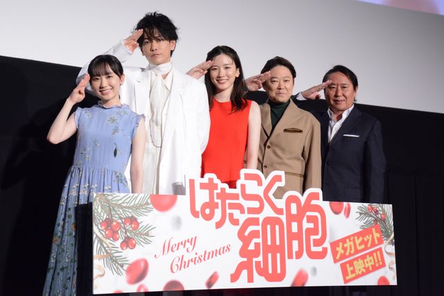 永野芽郁＆芦田愛菜キュートな衣装で登場！『はたらく細胞』メガヒット！記念舞台あいさつ（13枚目）