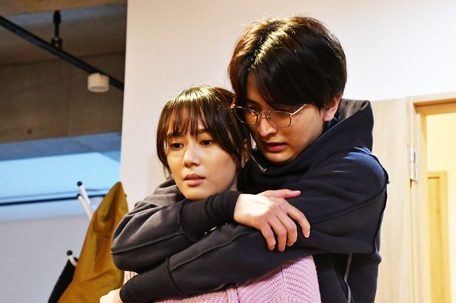 山本千尋、瀬戸利樹にバックハグされる！「主夫メゾン」第5話場面カット：フォトギャラリー