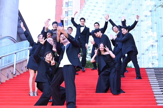 妻夫木聡が自撮り！広瀬すず、窪田正孝、永山瑛太らと『宝島』レッドカーペット登壇：フォトギャラリー