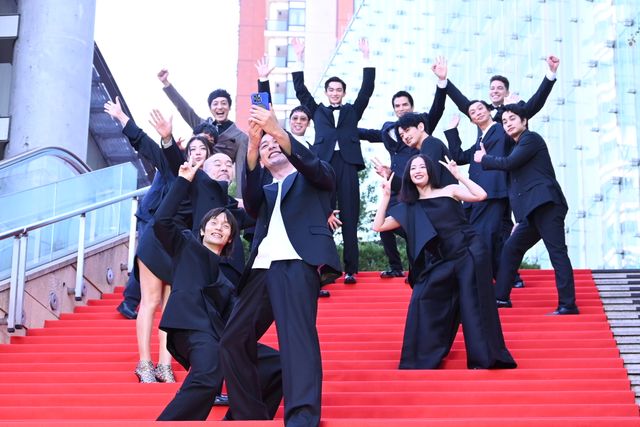 妻夫木聡が自撮り！広瀬すず、窪田正孝、永山瑛太らと『宝島』レッドカーペット登壇（2枚目）