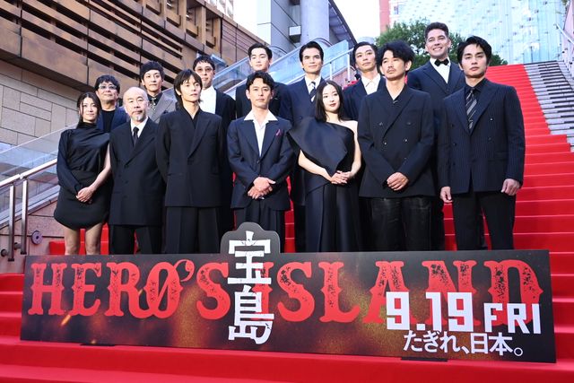 妻夫木聡が自撮り！広瀬すず、窪田正孝、永山瑛太らと『宝島』レッドカーペット登壇（3枚目）