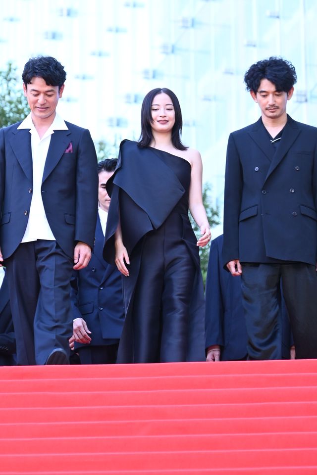妻夫木聡が自撮り！広瀬すず、窪田正孝、永山瑛太らと『宝島』レッドカーペット登壇（4枚目）