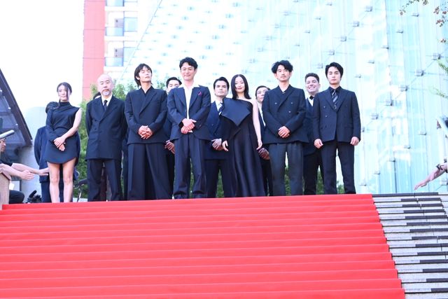 妻夫木聡が自撮り！広瀬すず、窪田正孝、永山瑛太らと『宝島』レッドカーペット登壇（5枚目）