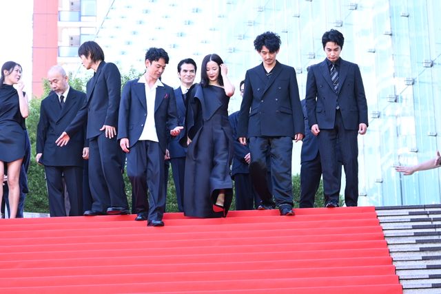 妻夫木聡が自撮り！広瀬すず、窪田正孝、永山瑛太らと『宝島』レッドカーペット登壇（6枚目）