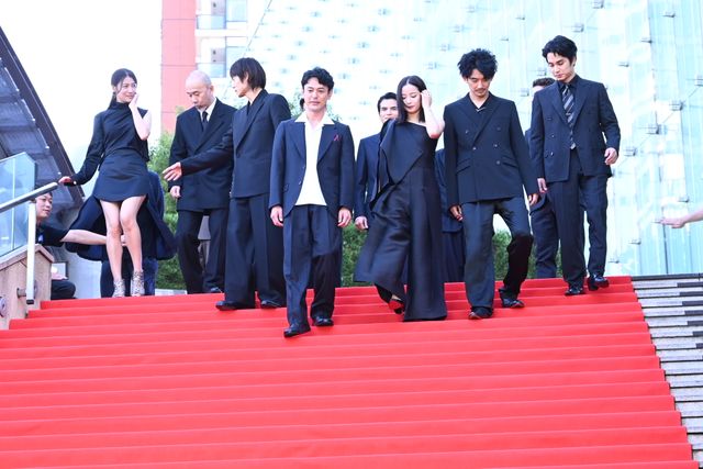 妻夫木聡が自撮り！広瀬すず、窪田正孝、永山瑛太らと『宝島』レッドカーペット登壇（7枚目）