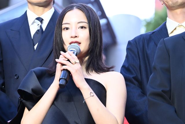 妻夫木聡が自撮り！広瀬すず、窪田正孝、永山瑛太らと『宝島』レッドカーペット登壇（17枚目）