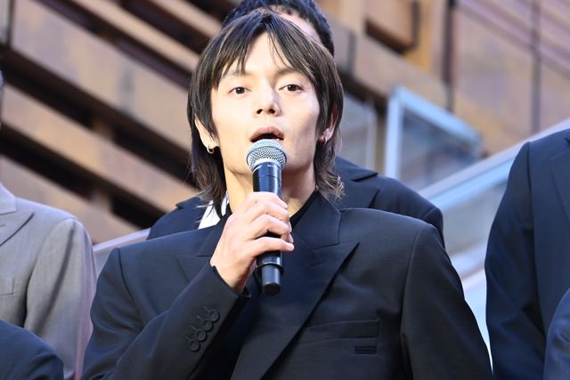 妻夫木聡が自撮り！広瀬すず、窪田正孝、永山瑛太らと『宝島』レッドカーペット登壇（21枚目）